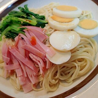 麺つゆで　小松菜とハムとゆで卵の冷やしラーメン♬